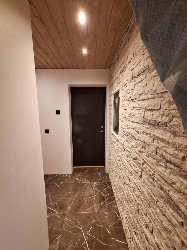 Plaatimistööd​ Kuressaare